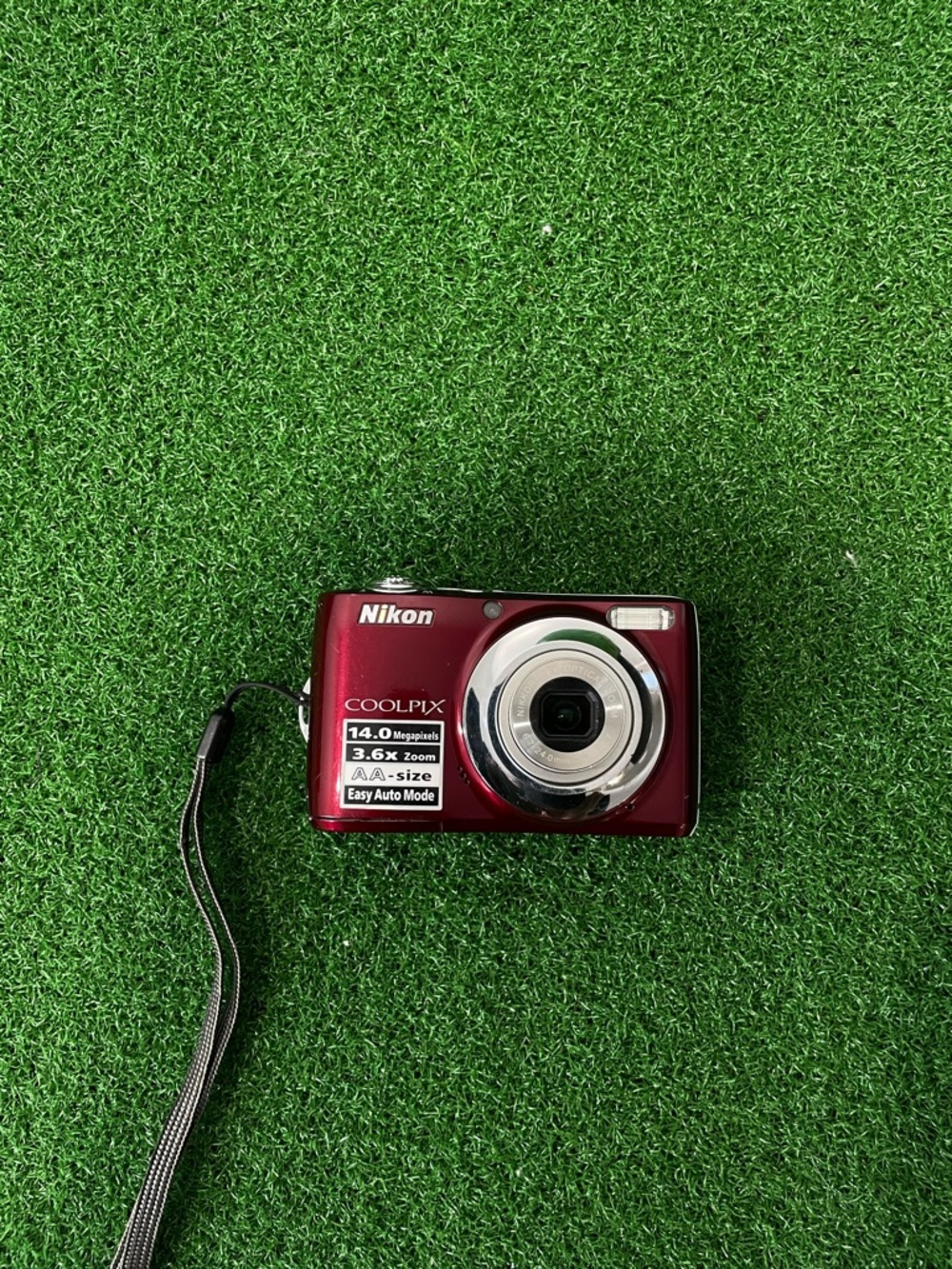 Nikon Coolpix l24 14 Megapixel Compact Digital Camera - Red Metallic
(Abr 026)